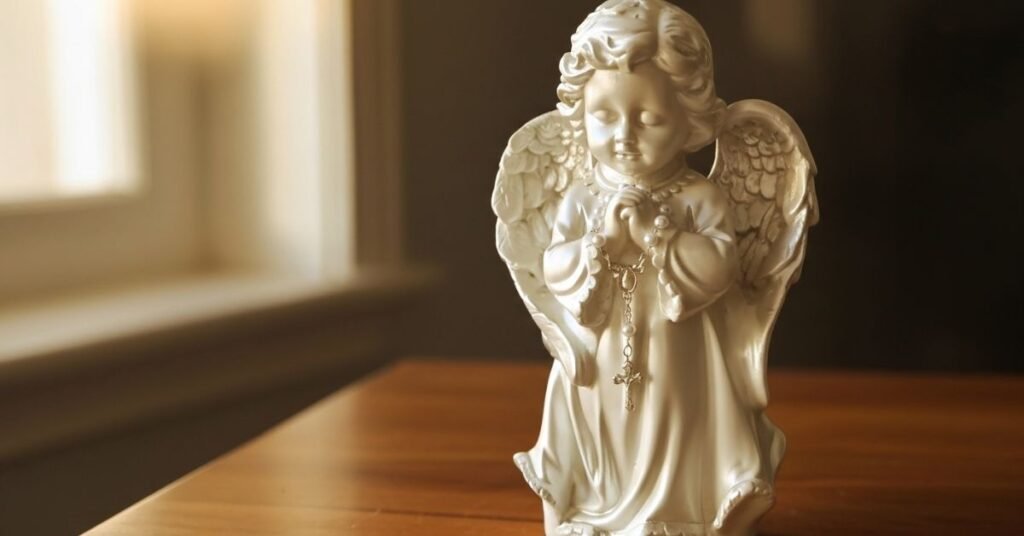 Ángel decorativo de escayola en blanco perla