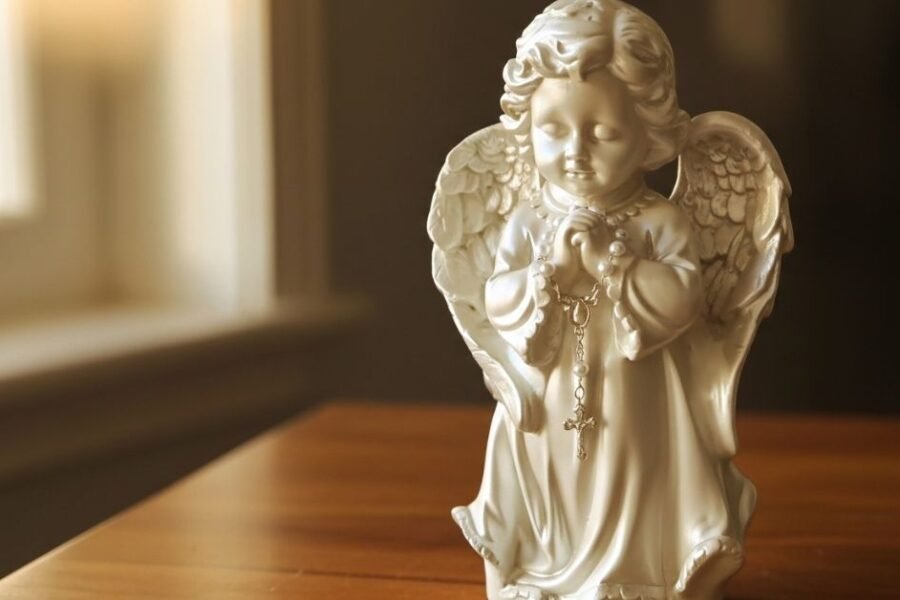 Anjo Decorativo em Gesso Branco Pérola