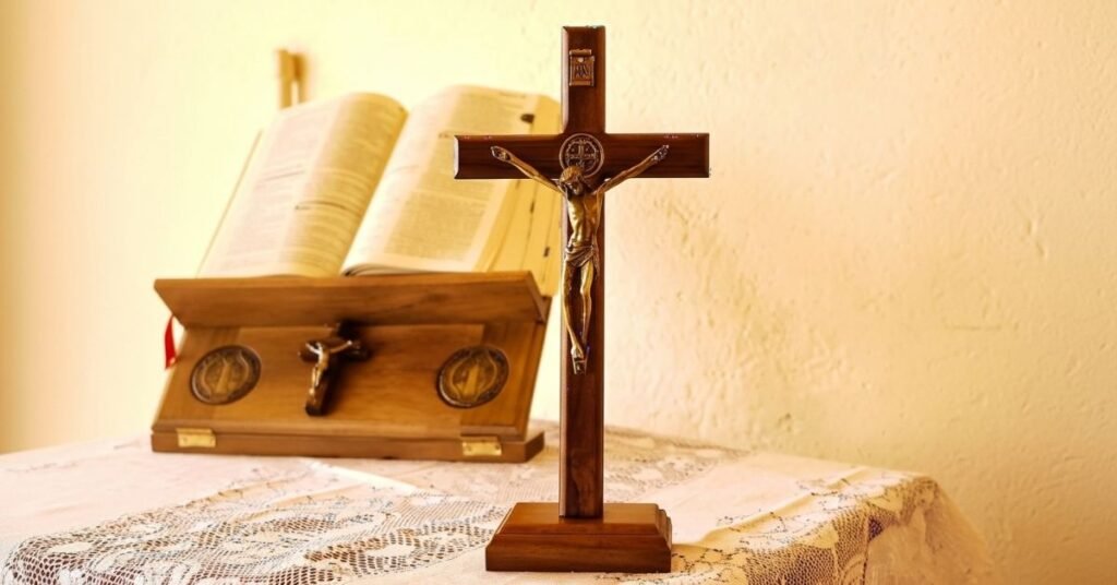 Crucifixo São Bento 19cm em Madeira