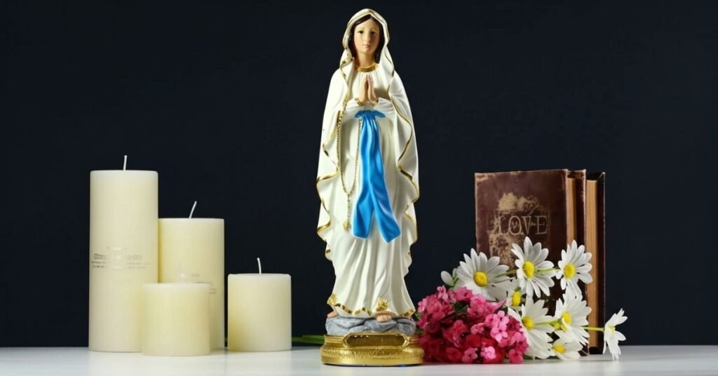 ¿Es buena la estatua de la Virgen María de Lourdes?
