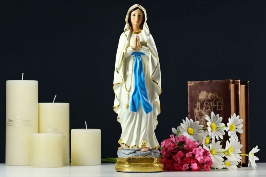 ¿Es buena la estatua de la Virgen María de Lourdes?
