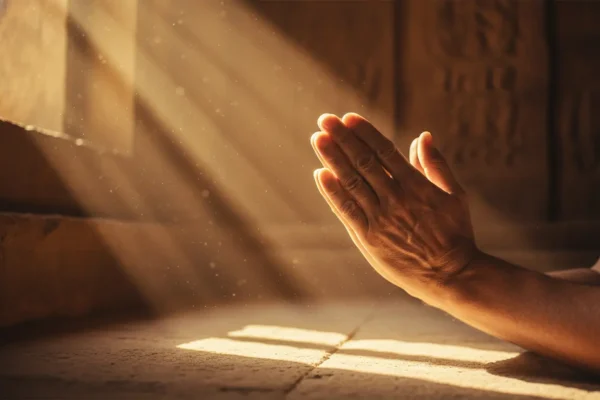 Espiritualidade ao perdoar em um cenário de luz dourada.